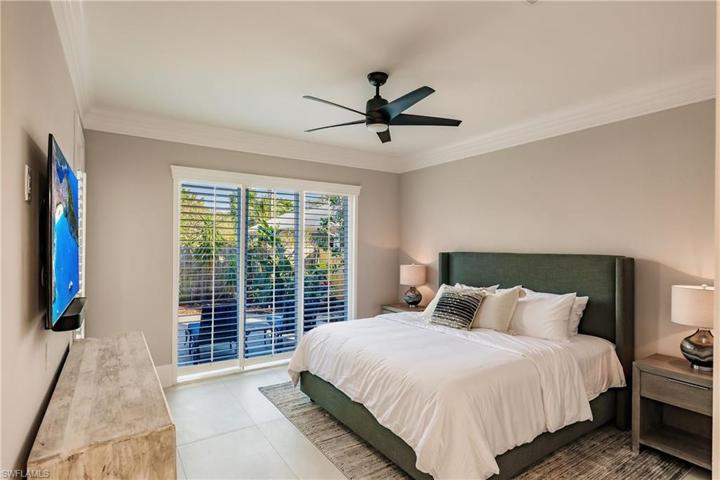 10882  Vanderbilt  DR, Naples, FL 34108