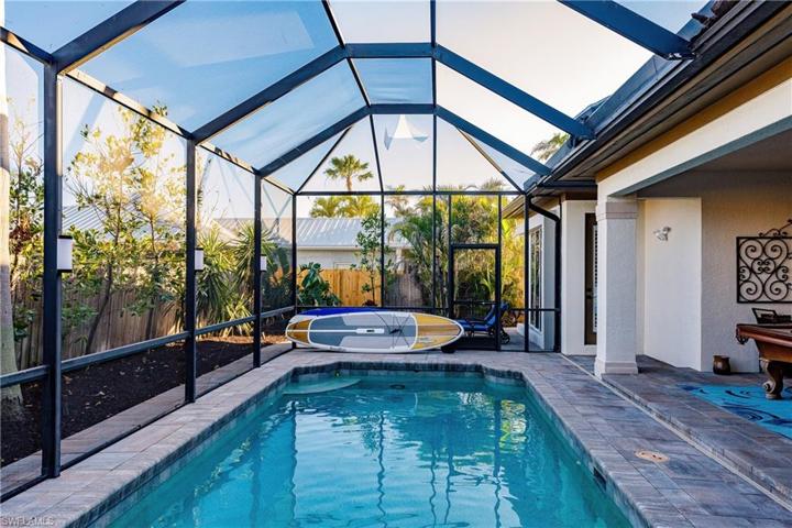 10882  Vanderbilt  DR, Naples, FL 34108