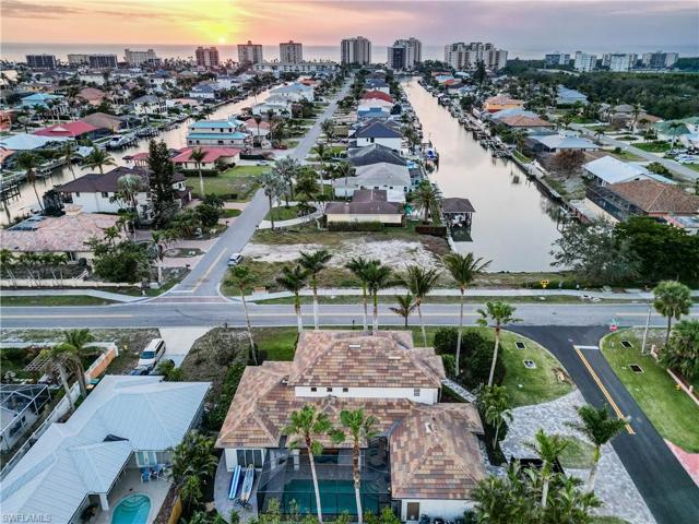10882  Vanderbilt  DR, Naples, FL 34108