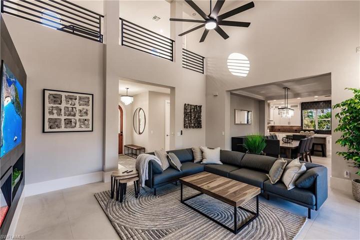 10882  Vanderbilt  DR, Naples, FL 34108
