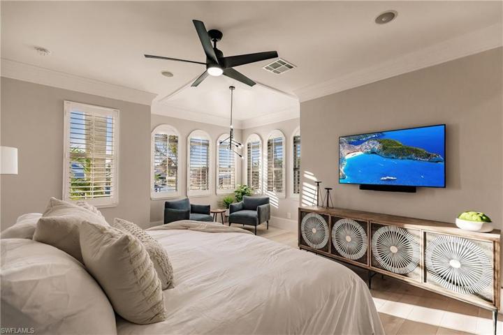 10882  Vanderbilt  DR, Naples, FL 34108