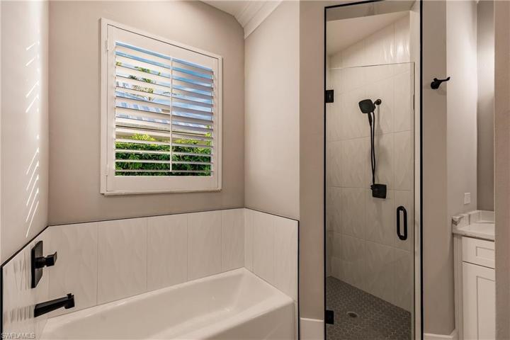 10882  Vanderbilt  DR, Naples, FL 34108