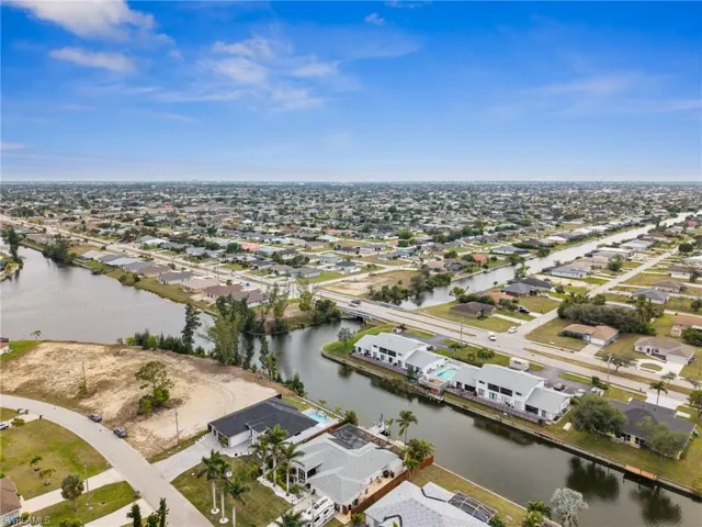 Aerial of the intersecting canal.