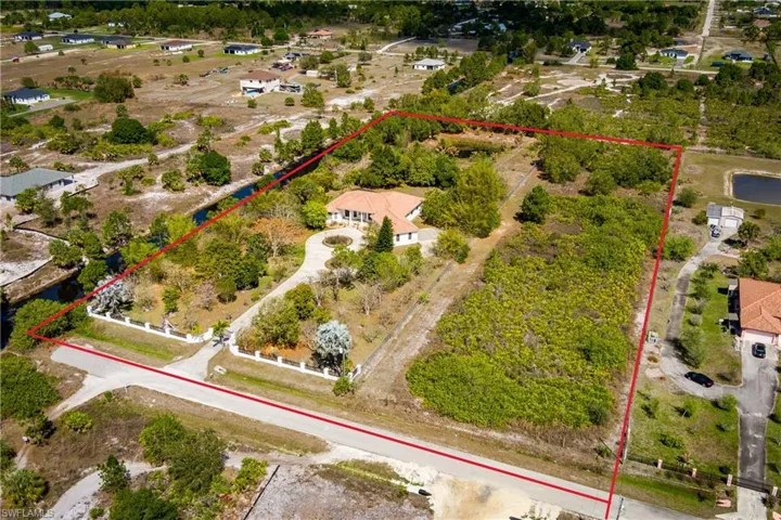 Aerial view of residential area featuring property parcel outlined