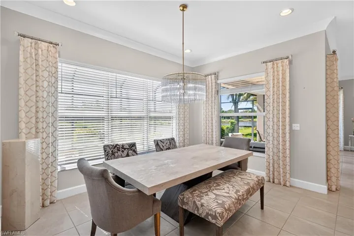Enjoy the lake view from your dinner table! Ah!
