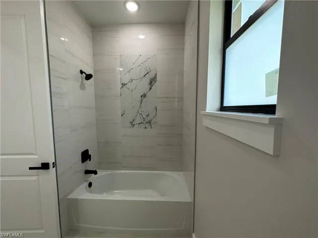 Bathroom featuring tiled shower / bath combo