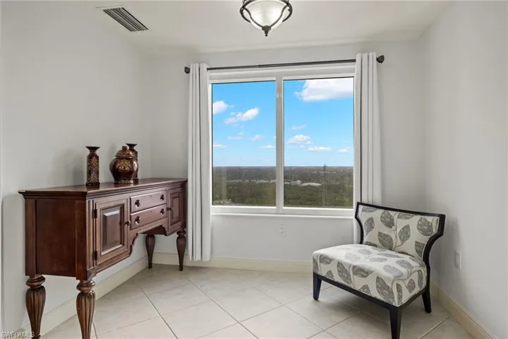 Sitting Room/Breakfast Nook