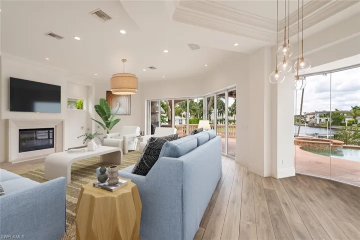 651  21st S AVE, Naples, FL 34102