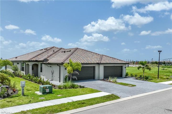 Walking distance to clubhouse/pool