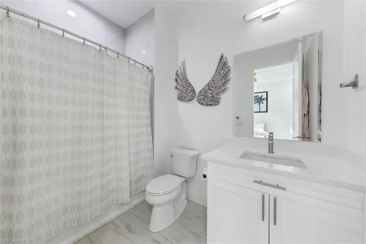 Full bathroom in guest en-suite