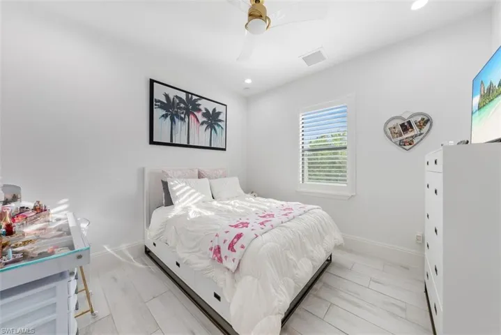 Guest bedroom with en-suite bathroom