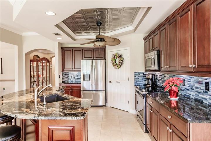 LOOKS LIKE A PICTURE OUT OF A MAGAZINE! SO BEAUTIFUL! LOOKS EVEN MORE AMAZING IN PERSON!