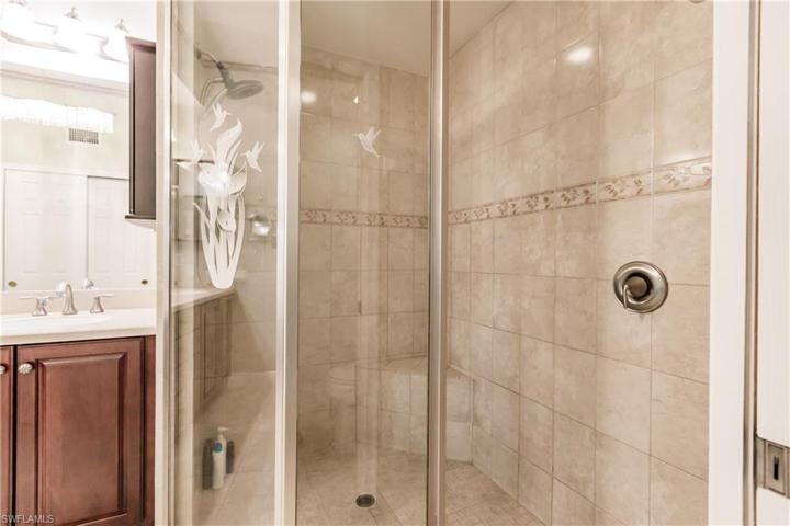 BEAUTIFUL UPDATED WALK IN SHOWER WITH AMAZING DECORATIVE TILE!