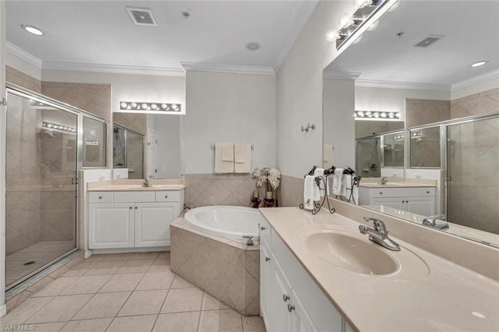 4873 Hampshire CT # 107, NAPLES FL 34112