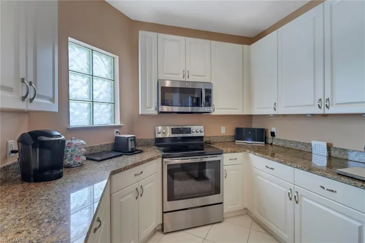 Beautiful, well equipped kitchen with tons of storage space.