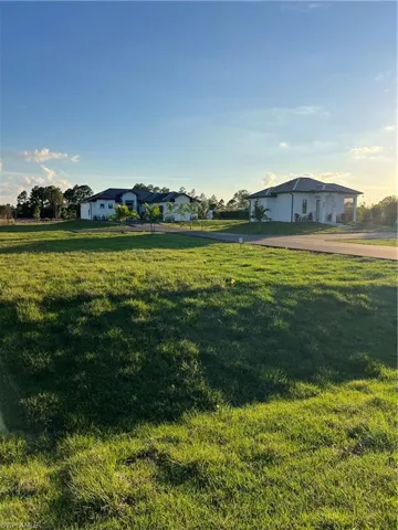 View of grassy yard