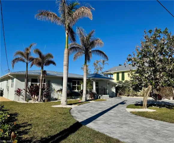 View of front of property featuring a front yard
