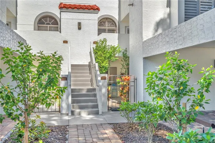 601 Beachwalk Cir 101, Naples, Florida 34108