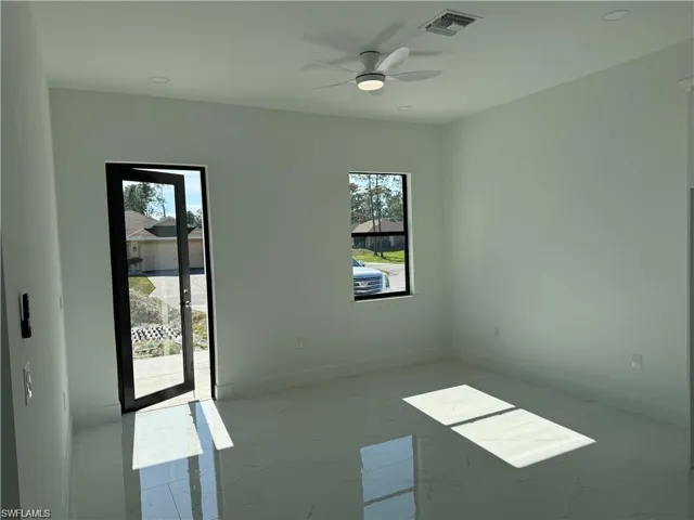 Empty room with ceiling fan