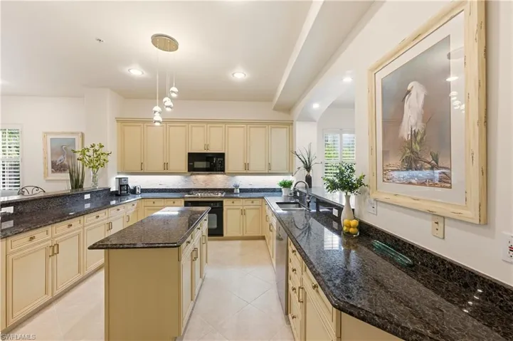 Gas cooking & plenty of cabinet space.