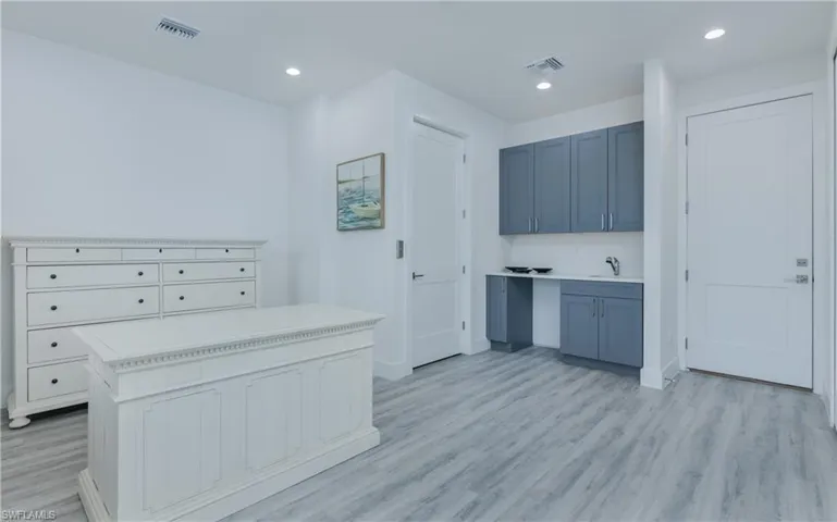 Wet BAR & DEN