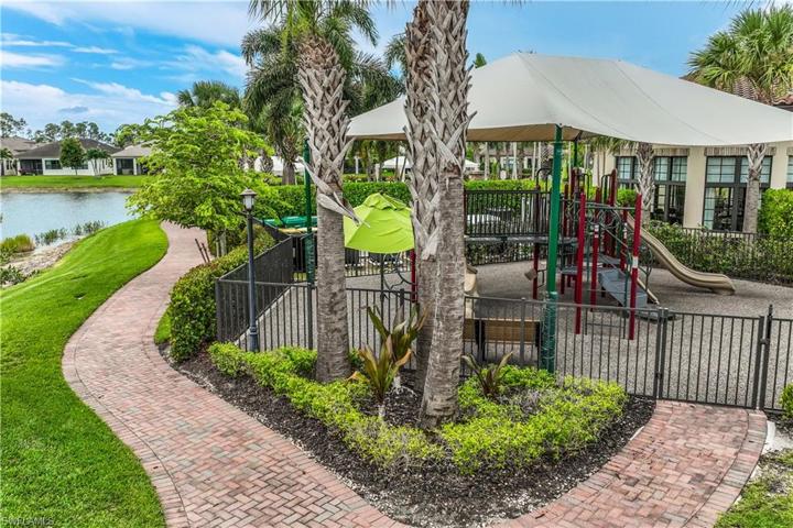 9466 Greenleigh CT, NAPLES FL 34120