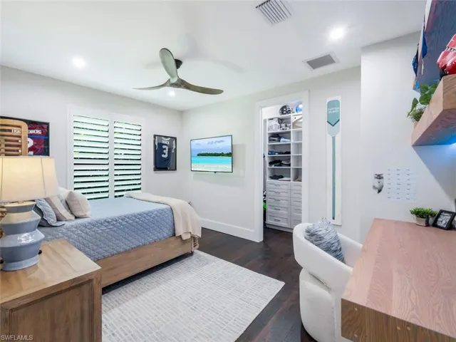Bedroom featuring dark wood-style floors, a ceiling fan, visible vents, and recessed lighting