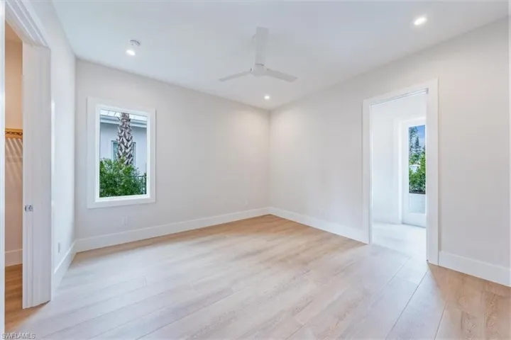 The primary bathroom in 4506 Seagrove isserene and relaxing, with soft grey cabinets, alarge shower with shower head and handheld,and a soaking tub. *Plantation shutters are onorder and will be added to this large windowfor privacy!*