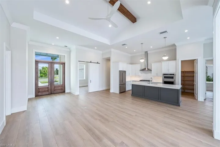 The open concept foyer, kitchen, dining, andgreat room areas all tie in seamlessly withwarm wood accents paired with a crisp whiteand deep charcoal kitchen.