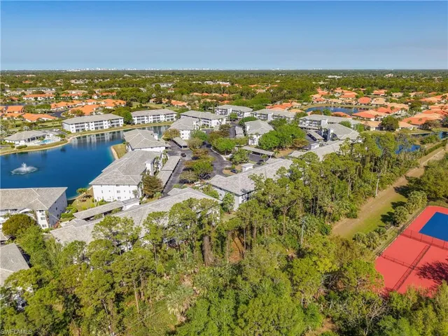 Bird's eye view featuring a residential view and a water view
