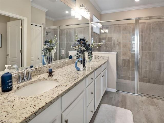 Master bath w Dual sinks and large walkin shower