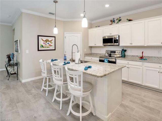 Kitchen with breakfast bar & walkin closet