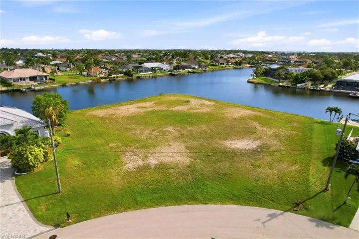 Front view of lot with intersecting canals