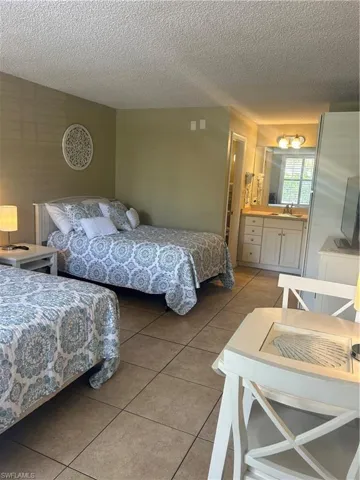2555  Tamiami N TRL, Naples, FL 34103