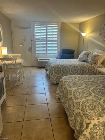 2555  Tamiami N TRL, Naples, FL 34103