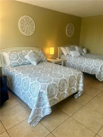 2555  Tamiami N TRL, Naples, FL 34103