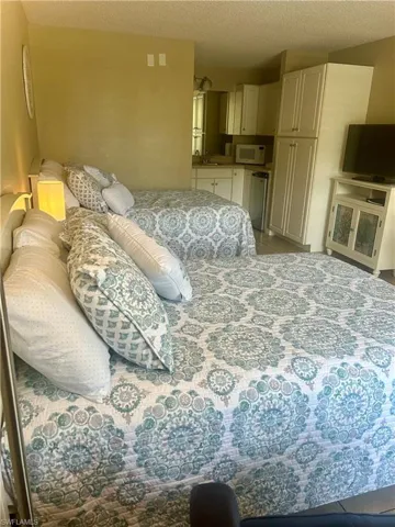 2555  Tamiami N TRL, Naples, FL 34103