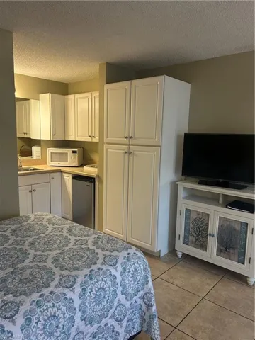 2555  Tamiami N TRL, Naples, FL 34103