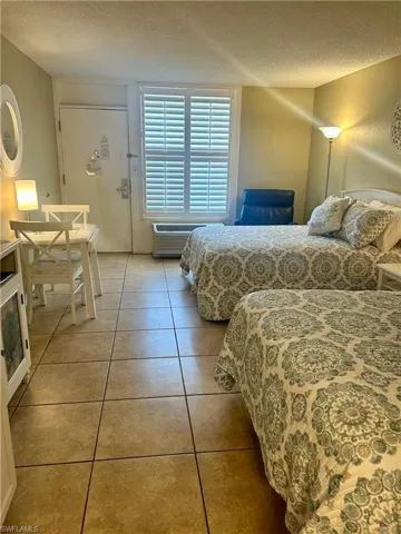 2555  Tamiami N TRL, Naples, FL 34103