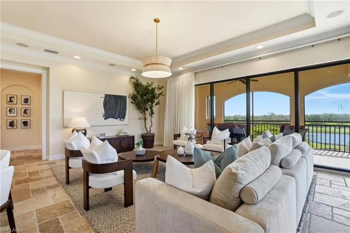 Incredible light all day long with Southeastern exposure in this penthouse unit