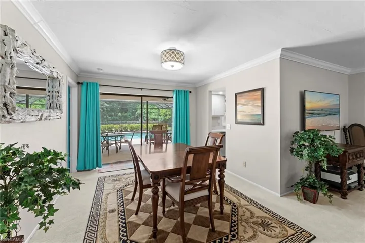 Dining room w/lanai access
