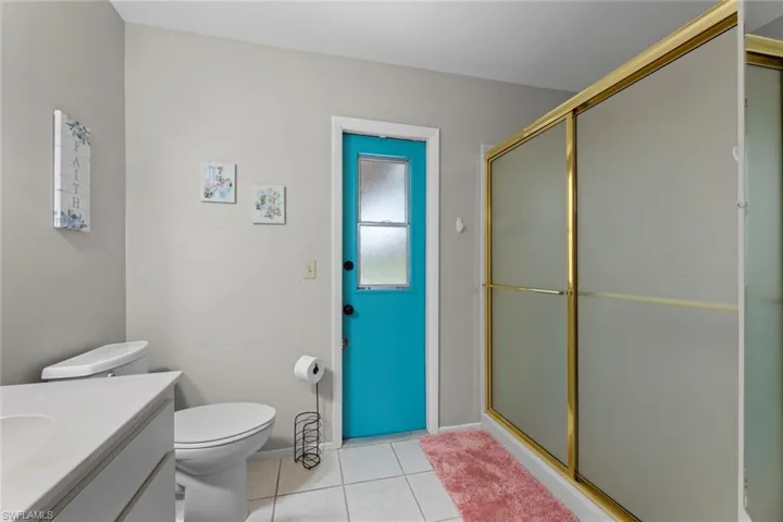 Large shower in guest/pool bath