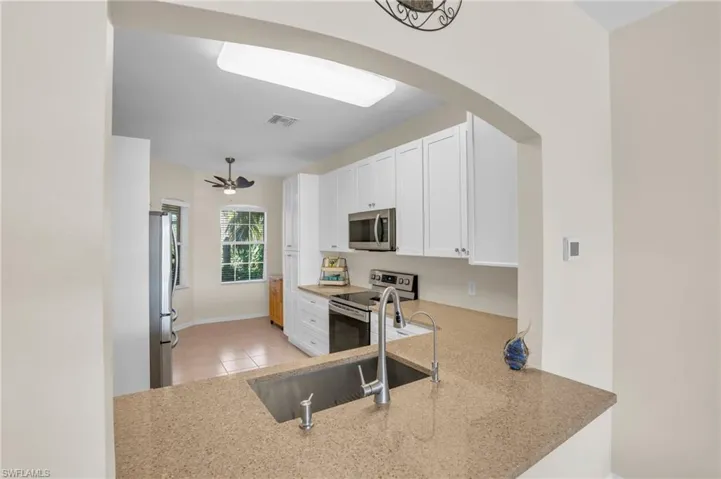 SLEEK QUARTZ COUNTERS