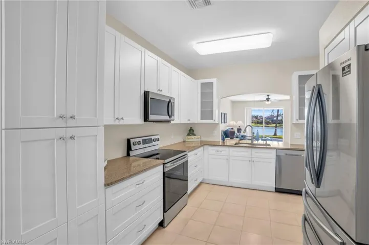 UPDATED KITCHEN - CHEF'S PANTRY - 42" CABINETRY - SS APPLIANCES - QUARTZ COUNTERS