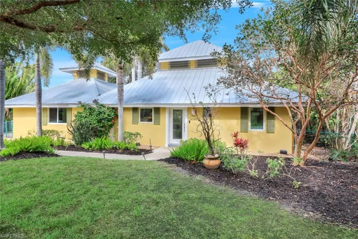 View of front of home featuring a front yard