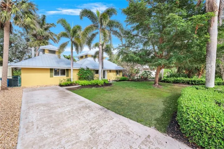 Ranch-style house with a front yard