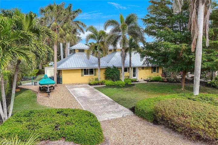 Ranch-style house featuring a front lawn
