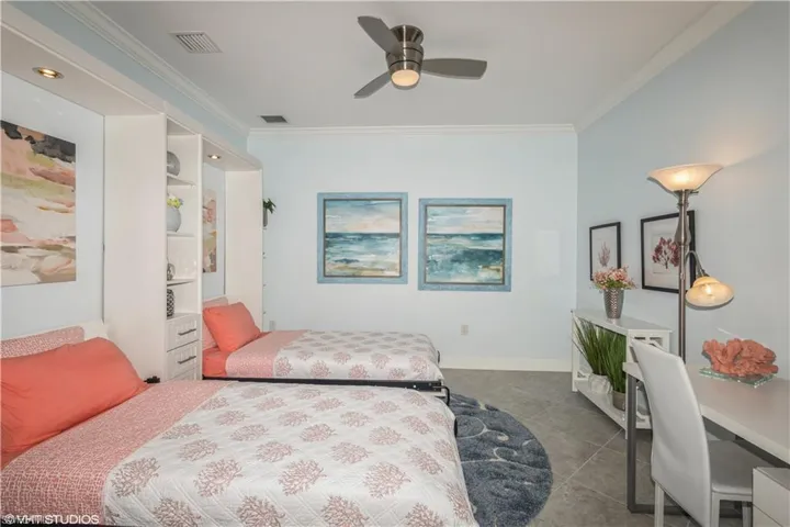 Bedroom with ceiling fan,and crown molding