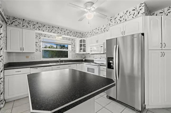 Workable kitchen with island