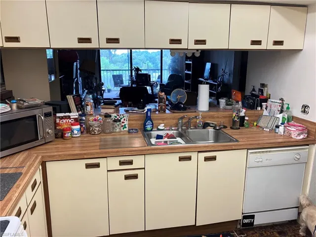 Kitchen with many cabinets